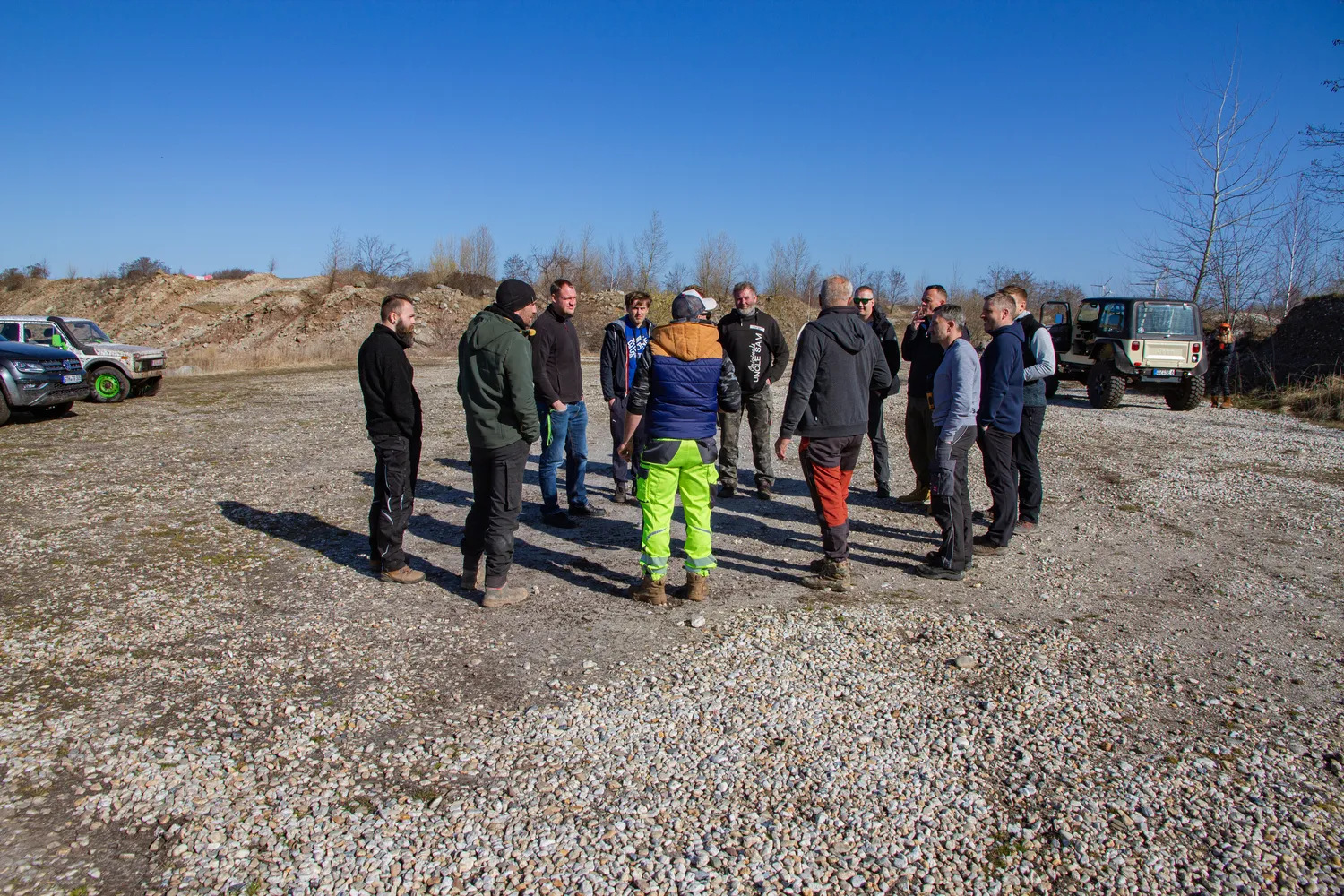 Quadfactory Beitler, Geländewagentour, eine Gruppe von Menschen steht zusammen