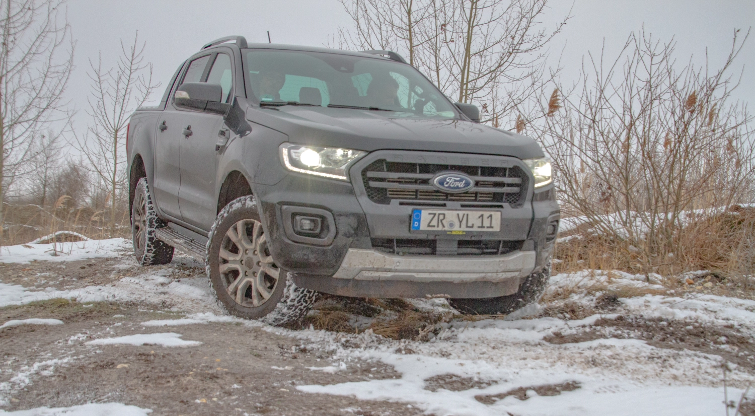 Quadfactory Beitler, Geländewagentour Januar 2023, Fahrzeuge auf dem Hügel im Schnee