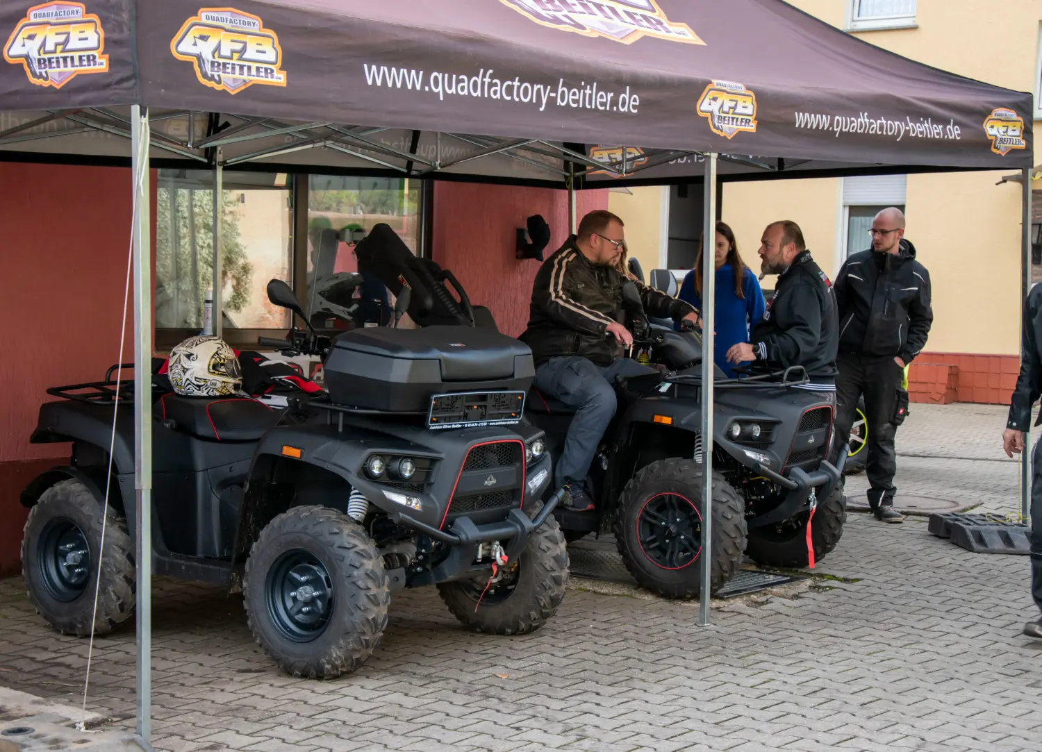 Quadfactory Beitler, Quadbikes vor der Werkstatt geparkt