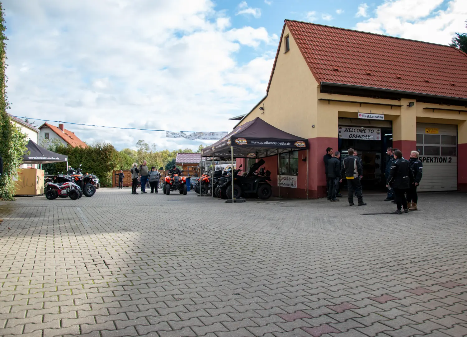 Quadfactory Beitler, Quadbikes vor der Werkstatt geparkt