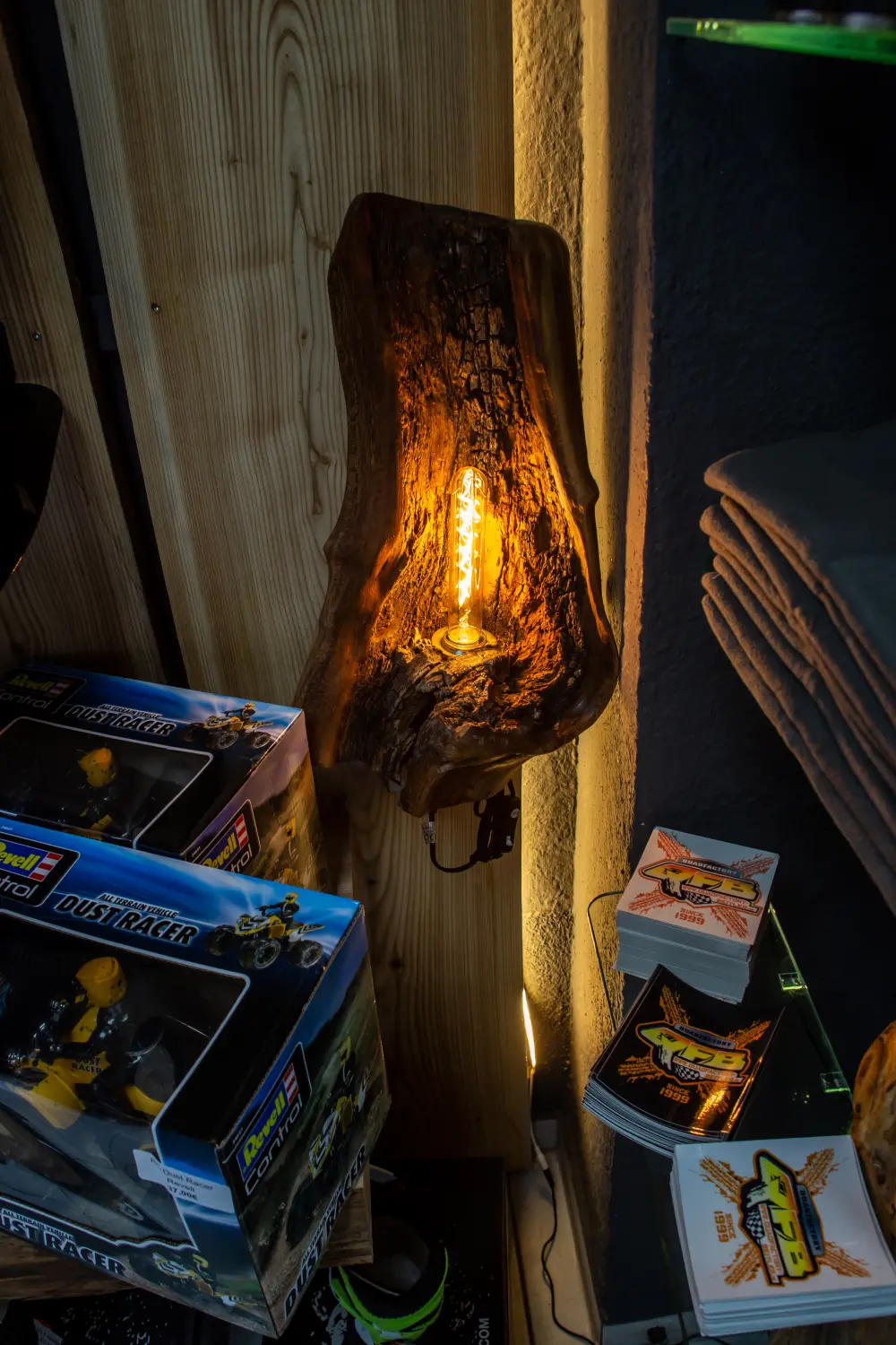 Quadfactory Beitler, Ladengeschäft, Holzklotz Lichtschlauch Dekorationsstück