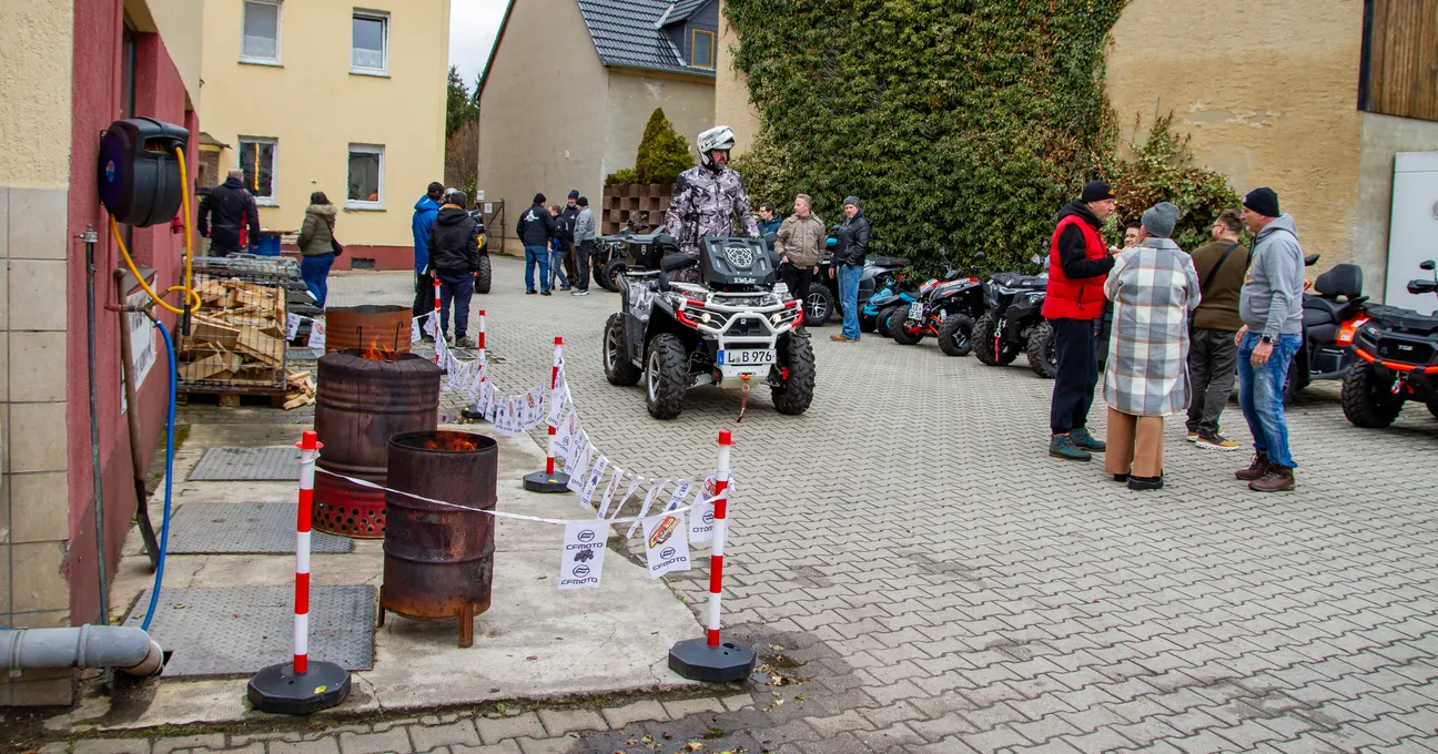 Quadfactory Beitler, Open Day 23, Quad-Bikes vor der Werkstatt geparkt