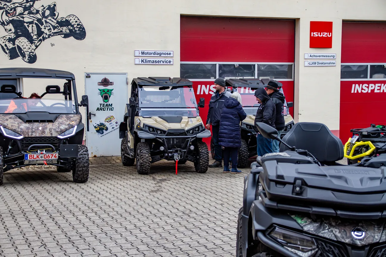 Quadfactory Beitler, Open Day 23, Quad-Bikes vor der Werkstatt geparkt
