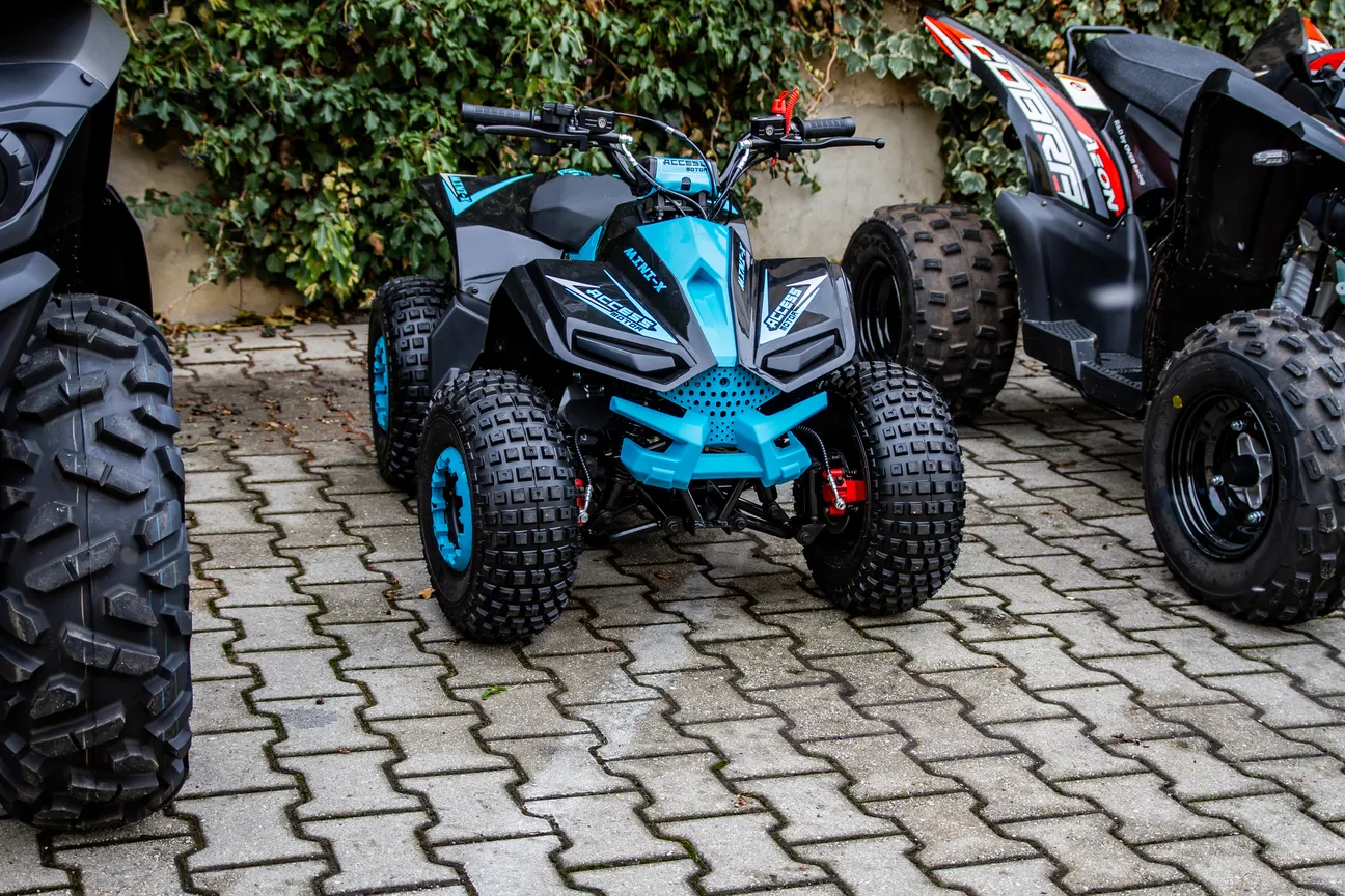 Quadfactory Beitler, Open Day 23, Quad-Bikes vor der Werkstatt geparkt